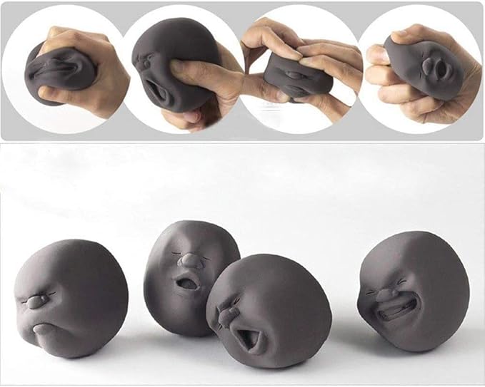 Vier graue Anti-Stress-Bälle in Gesichtsform mit verzogenen Mienen beim Drücken