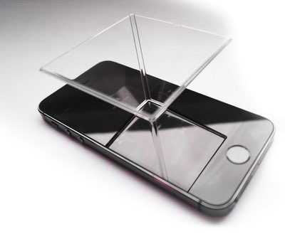 Transparente Pyramide aus Acryl auf einem Smartphone zur Hologramm-Projektion