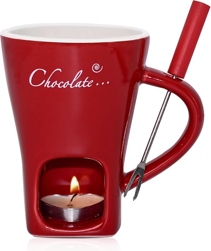 Rote Keramiktasse mit Schriftzug Chocolate, Teelicht und Fonduegabel