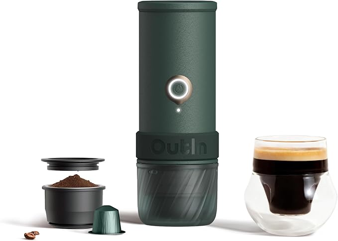 Tragbare grüne Espressomaschine OutIn Mino mit Kaffeekapsel und gefülltem Glas