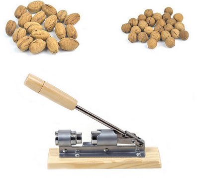 Mechanischer Edelstahl-Nussknacker mit Holzgriff auf Holzsockel, dazu Walnüsse
