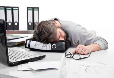 Büro-Kissen in Aktenordner-Optik mit aufgedruckter Schlaf-Schrift auf Schreibtisch