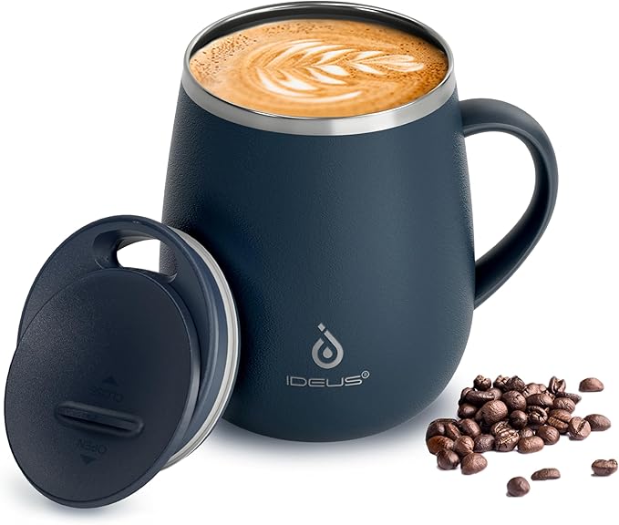 Marineblauer doppelwandiger Edelstahl-Kaffeebecher mit Schiebedeckel und Kaffeebohnen