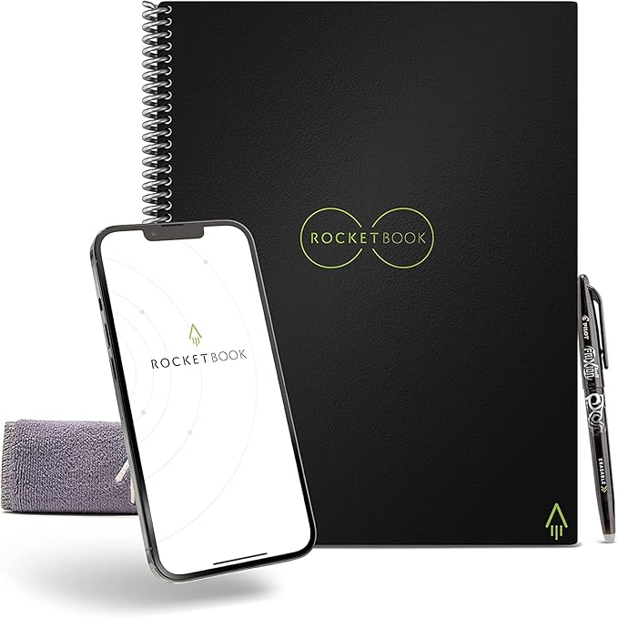 Schwarzes Rocketbook A5 mit Frixion-Stift, Mikrofasertuch und Smartphone mit App