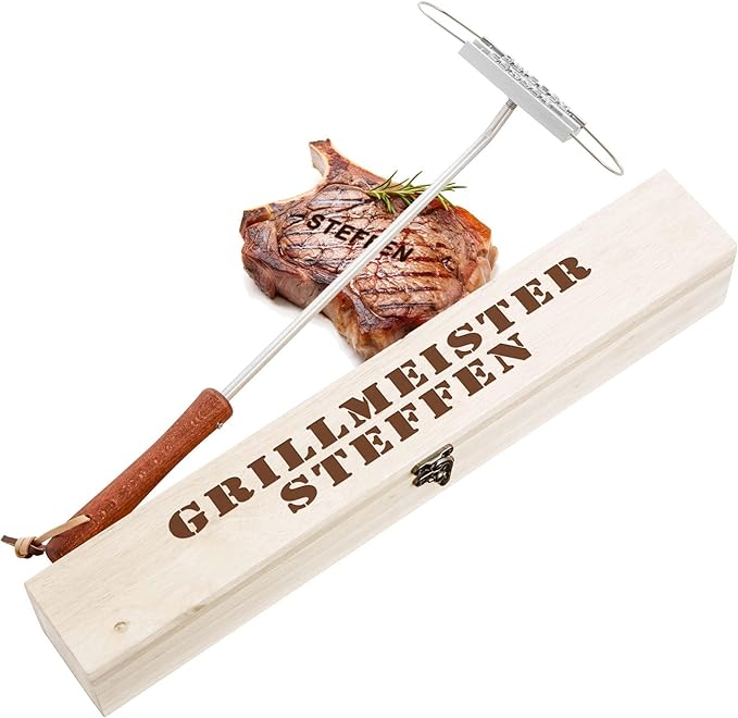 BBQ-Brandeisen mit Holzgriff, gebrandmarktes Steak und Holzbox mit Gravur Grillmeister Steffen