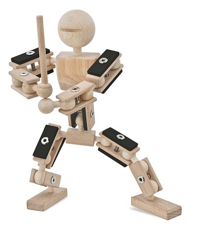 Bewegliche Actionfigur aus Holz mit Metallgelenken in dynamischer Pose