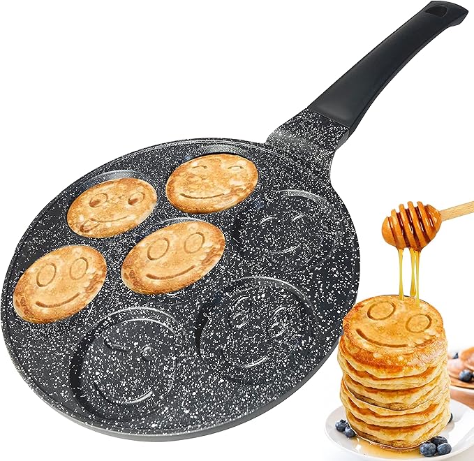 Runde Pancake-Pfanne mit sieben Smiley-Mulden und gestapelten Pfannkuchen mit Honig