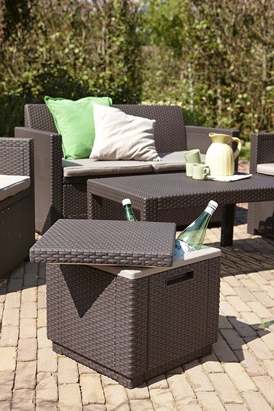 Brauner Kühlbox-Beistelltisch in Rattan-Optik mit Flaschen, auf einer Terrasse