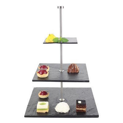 Dreistufige Etagere aus dunklem Schiefer mit Mini-Desserts und Edelstahlstange